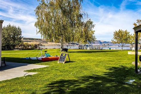 Soap lake resort - According to the 2020 census, Soap Lake has 1615 residents. It is renewing its tradition as a health resort and growing as an arts community, with its own live theater built in 2003. Kayleen Bryson photo. WELCOME! The purpose of Soap Lake for ...